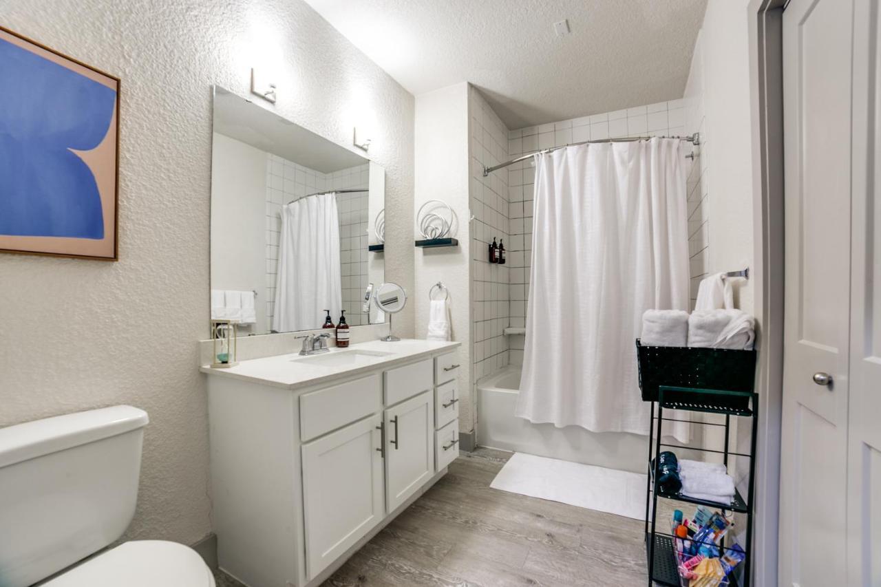 Downtown Apartment With Riverwalk Views Free Parking Pet Friendly Centrally Located On The Riverwalk サンアントニオ エクステリア 写真