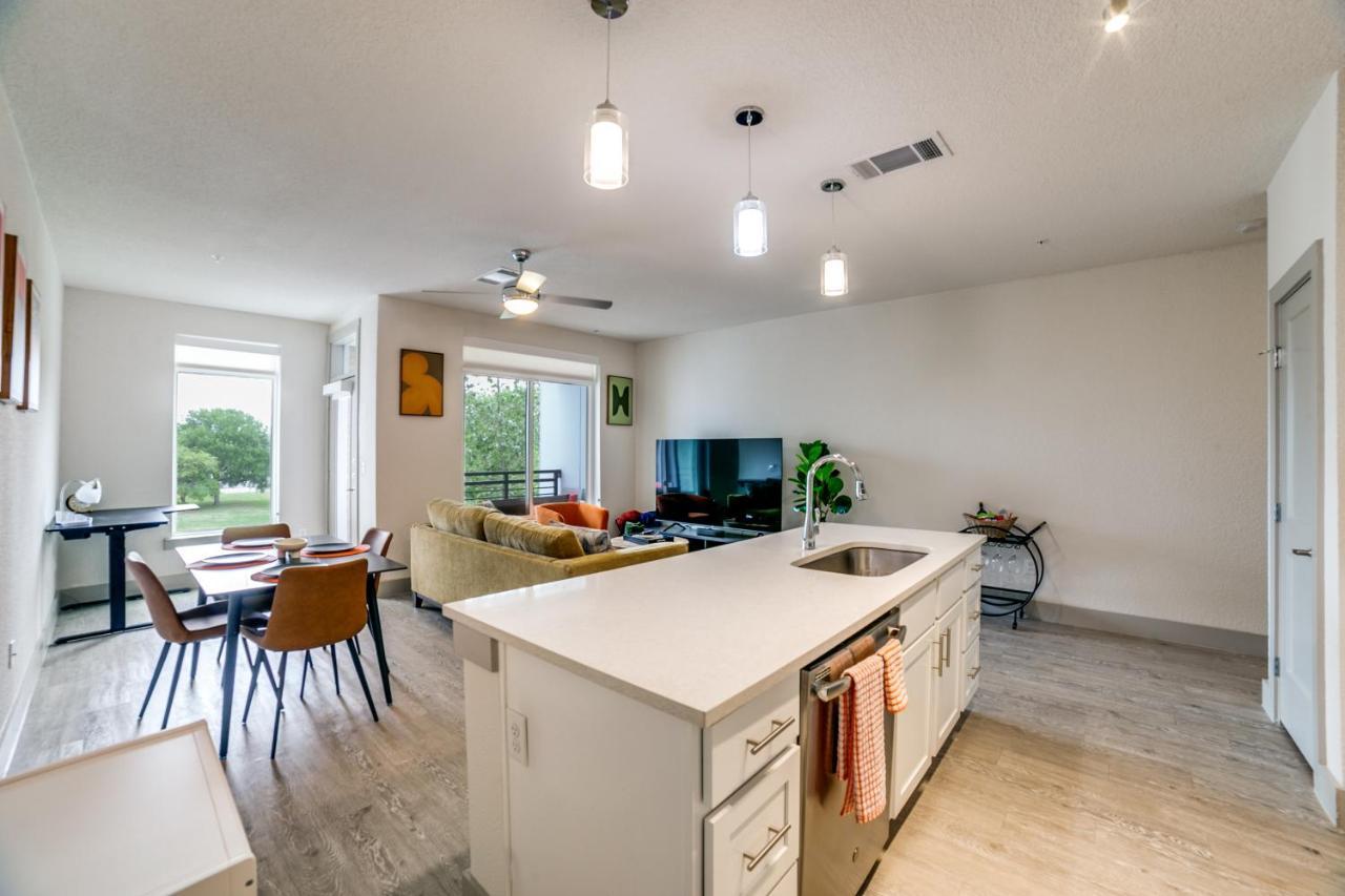 Downtown Apartment With Riverwalk Views Free Parking Pet Friendly Centrally Located On The Riverwalk サンアントニオ エクステリア 写真