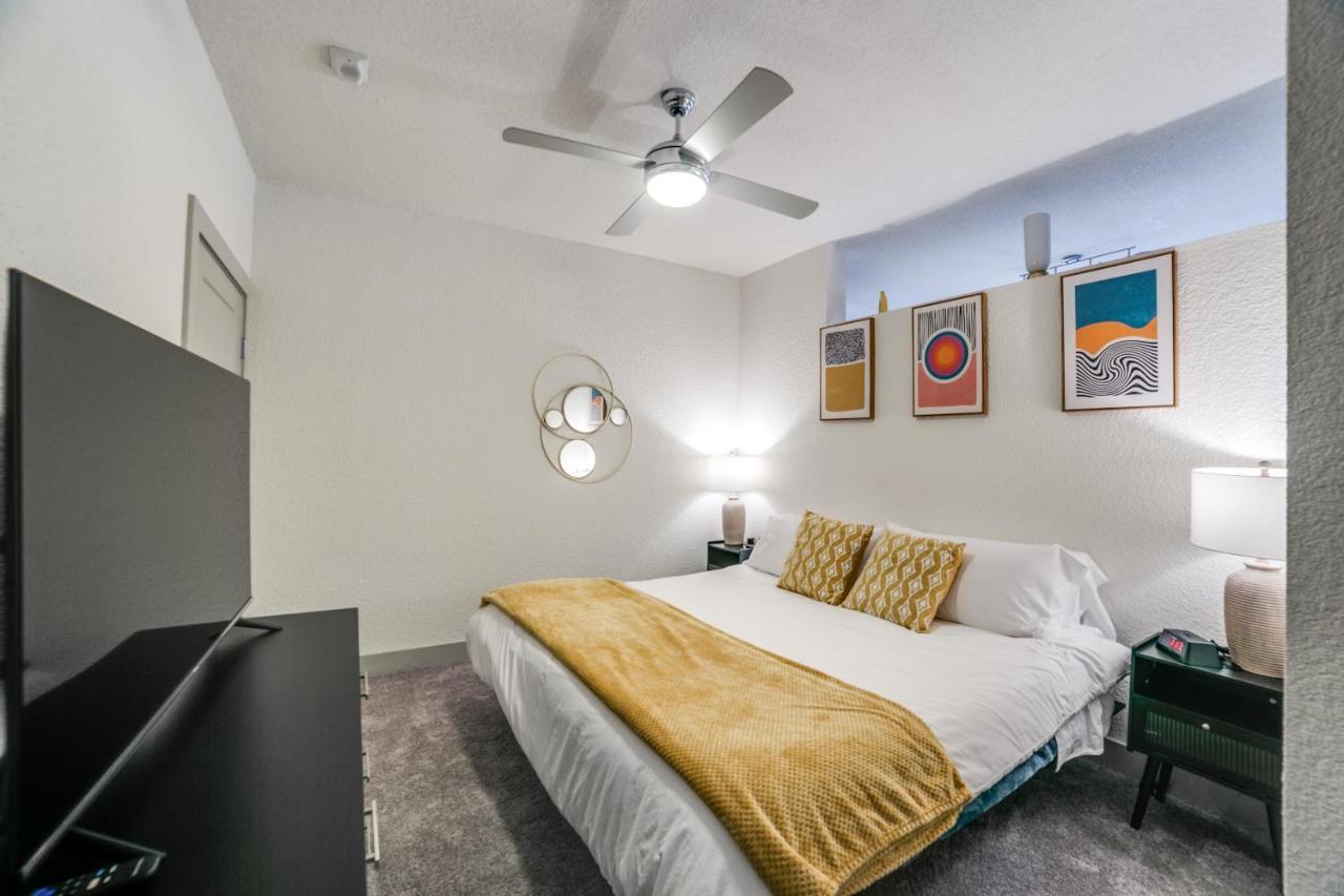 Downtown Apartment With Riverwalk Views Free Parking Pet Friendly Centrally Located On The Riverwalk サンアントニオ エクステリア 写真
