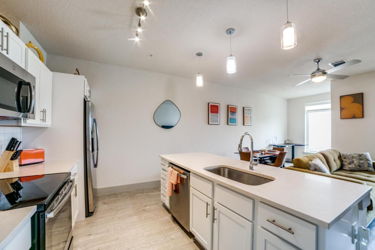 Downtown Apartment With Riverwalk Views Free Parking Pet Friendly Centrally Located On The Riverwalk サンアントニオ エクステリア 写真