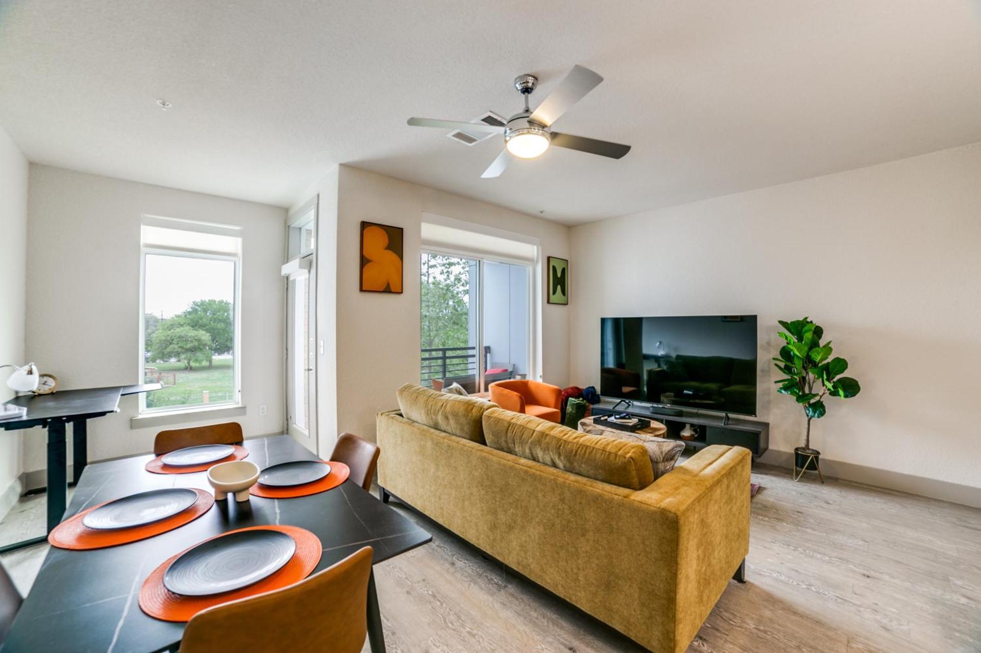 Downtown Apartment With Riverwalk Views Free Parking Pet Friendly Centrally Located On The Riverwalk サンアントニオ エクステリア 写真