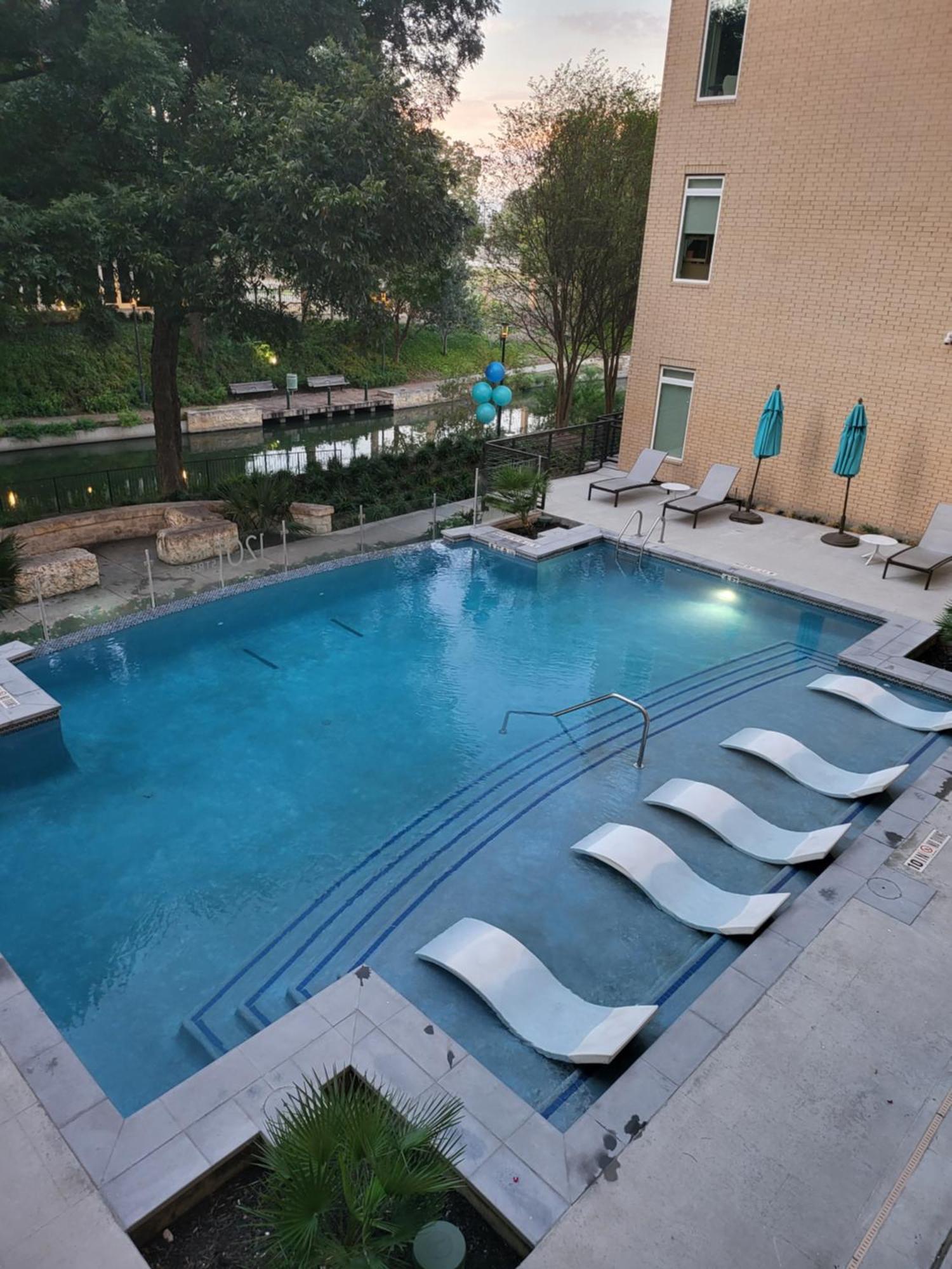 Downtown Apartment With Riverwalk Views Free Parking Pet Friendly Centrally Located On The Riverwalk サンアントニオ エクステリア 写真