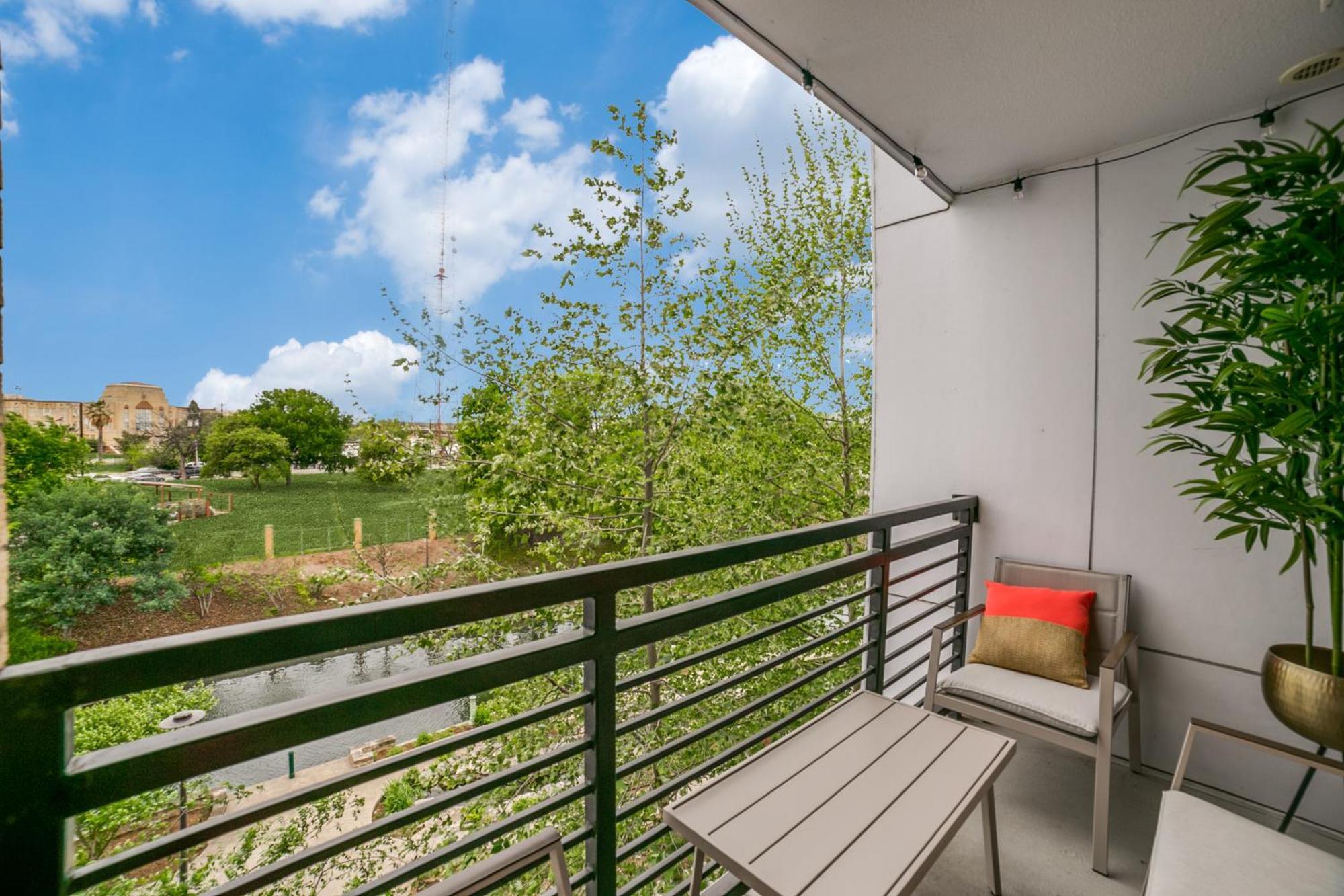 Downtown Apartment With Riverwalk Views Free Parking Pet Friendly Centrally Located On The Riverwalk サンアントニオ エクステリア 写真